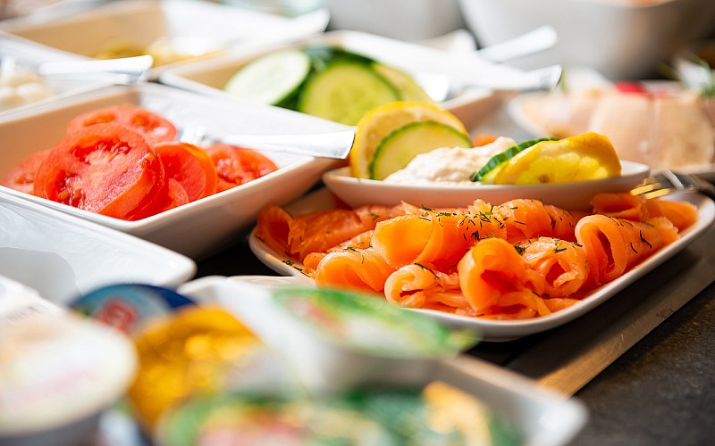 Reichhaltiges Frühstücksbuffet mit frischem Lachs und Gemüse im Hotel in Geilenkirchen