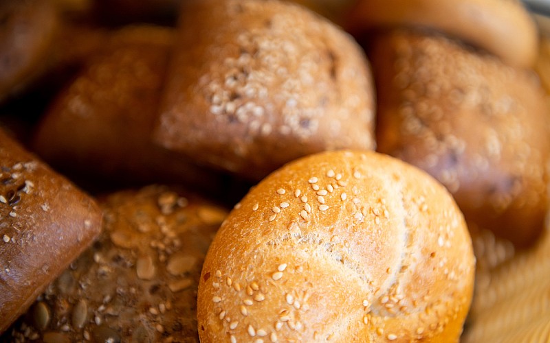 Auswahl an knusprigen Brötchen mit Sesam und Körnermischung beim Hotelfrühstück